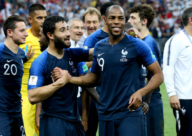 但他表现出 但他表现出